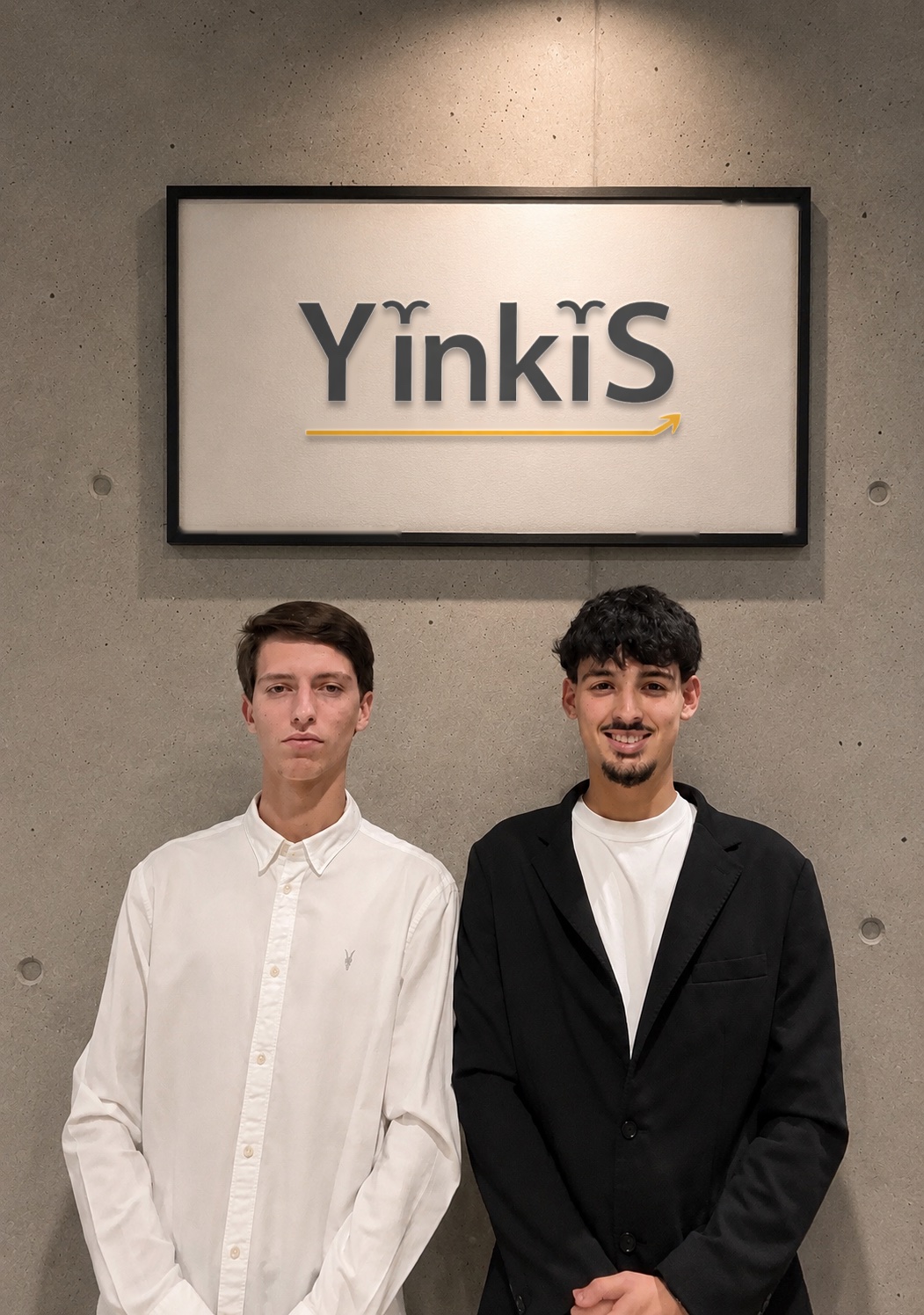Alfredo Yabrán y Mateo Sanchez, fundadores de Yinkis, frente al logo de la marca