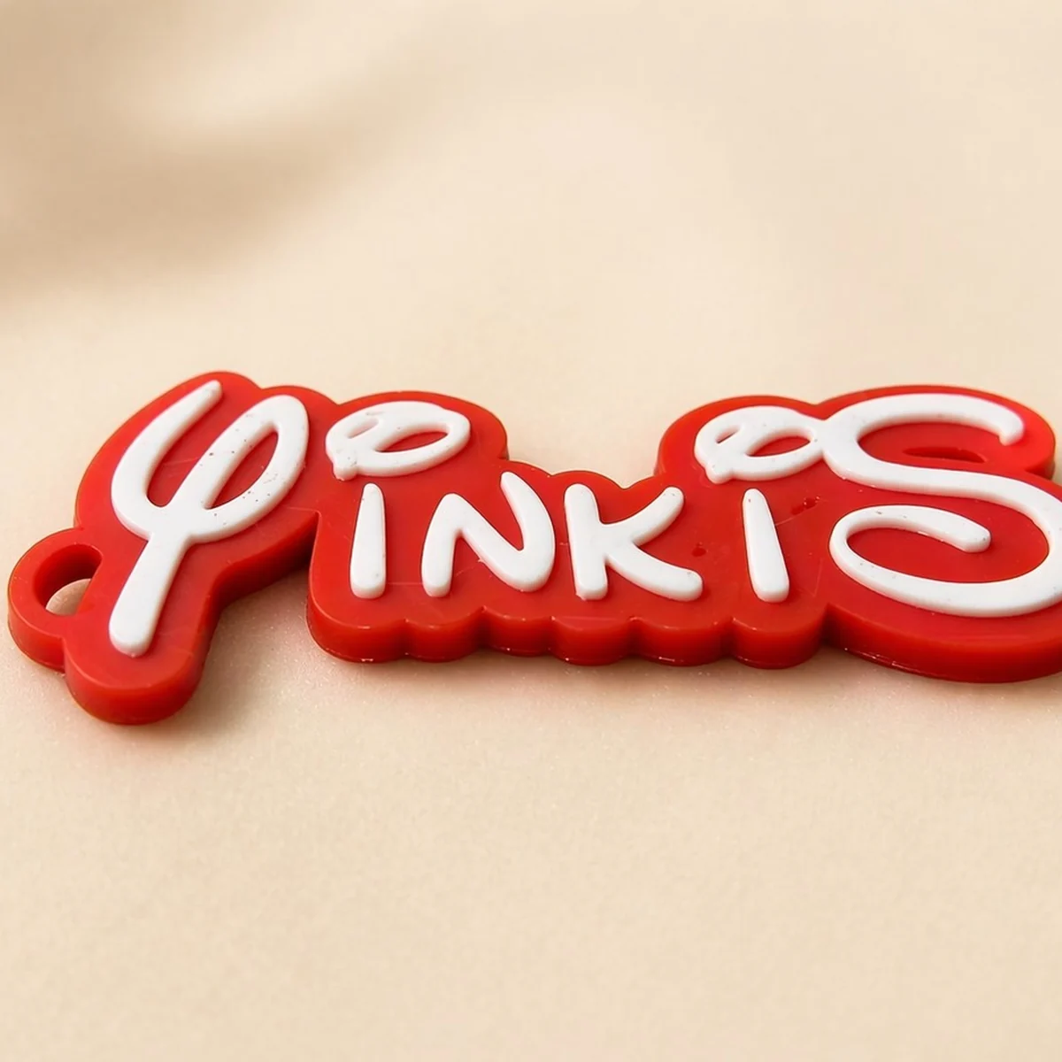 Llavero 3D personalizado Yinkis cursivo rojo