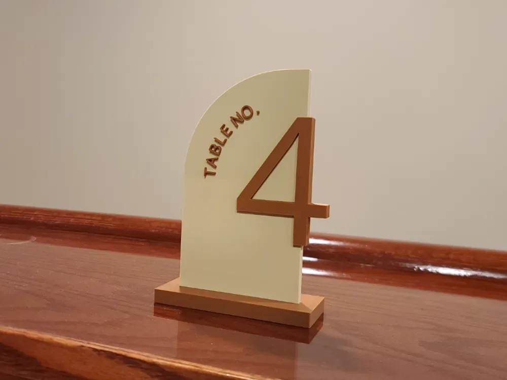 Numerador de mesa Table No. 4, color crema con tipografía dorada cobre