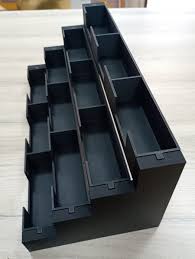 Organizador modular 3D negro con compartimentos escalonados para escritorio u oficina