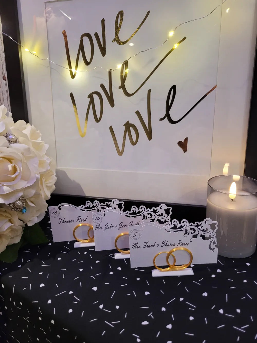 Portatarjetas de mesa con anillos dorados, ambientación de boda