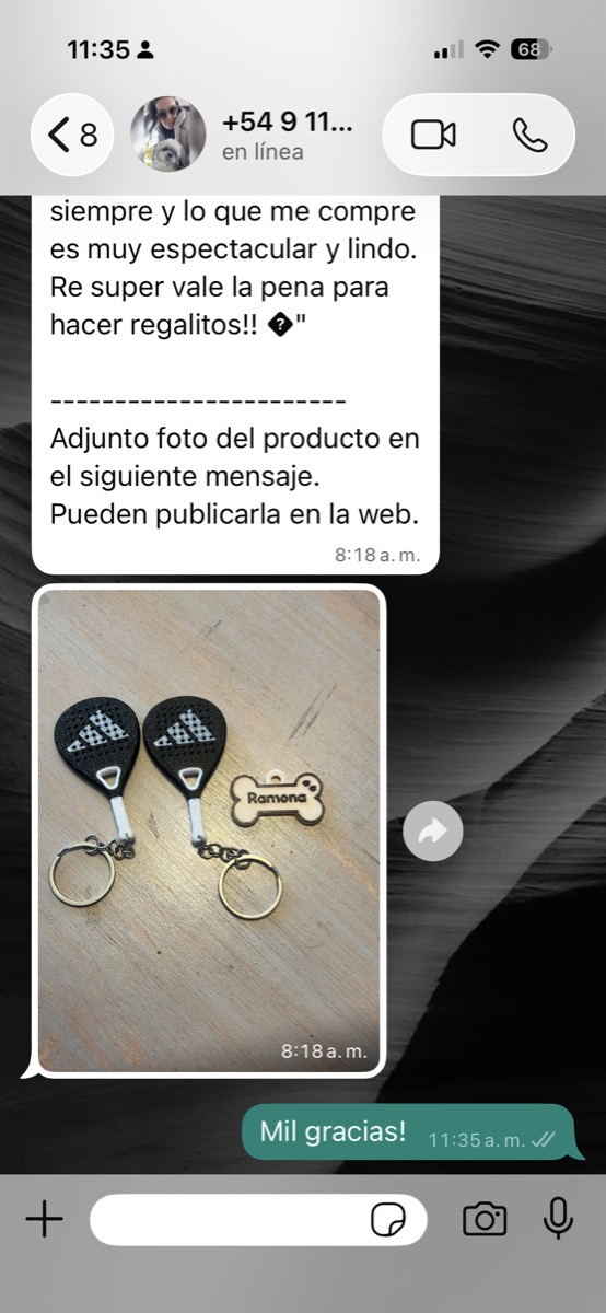 Llaveros 3D recibidos por Paula: dos paletas de paddle negras con detalle adidas y un huesito con el nombre Ramona