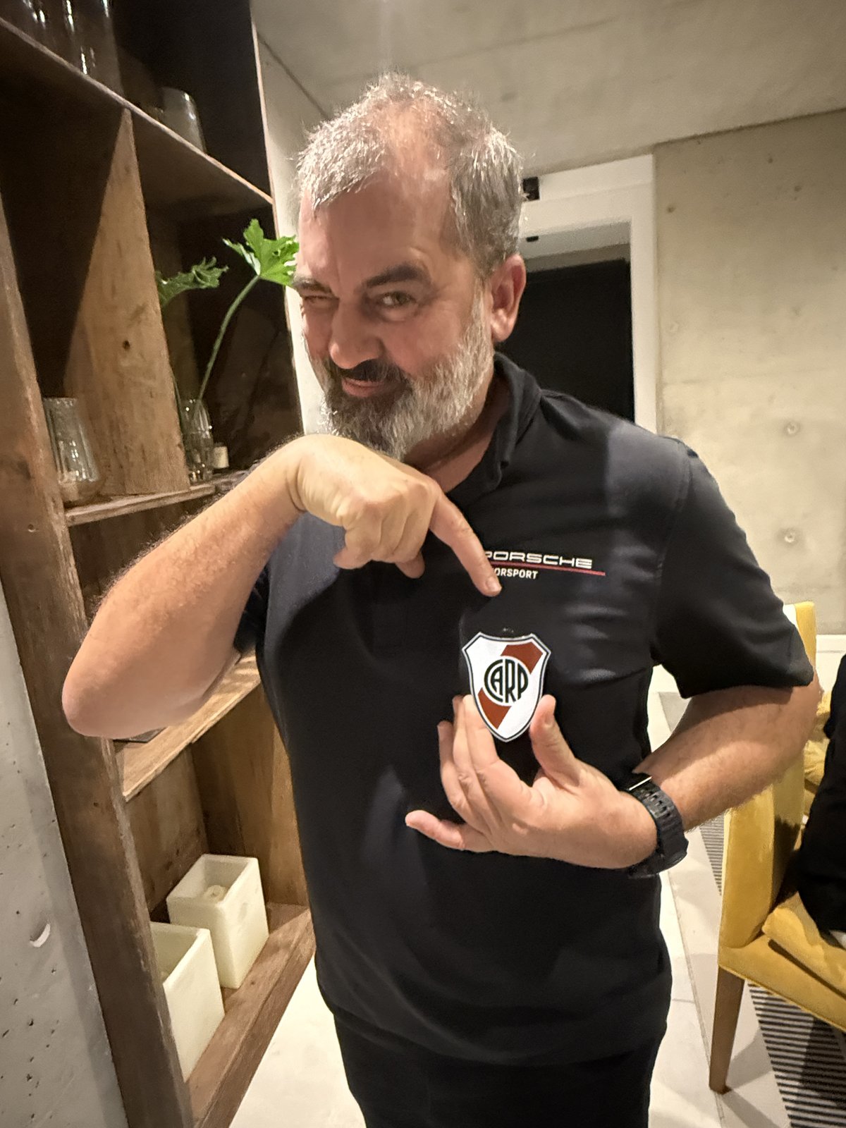 Aplique 3D con escudo personalizado en relieve sobre prenda